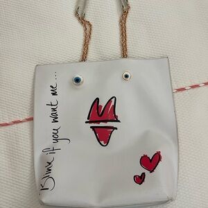 Stylish White Tote Bag with Heart Design